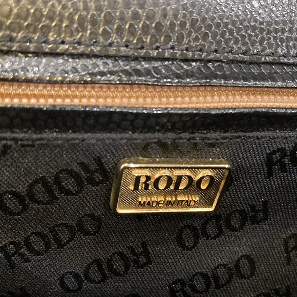 Black Rodo clutch with golden chain - Picture 4 of 9